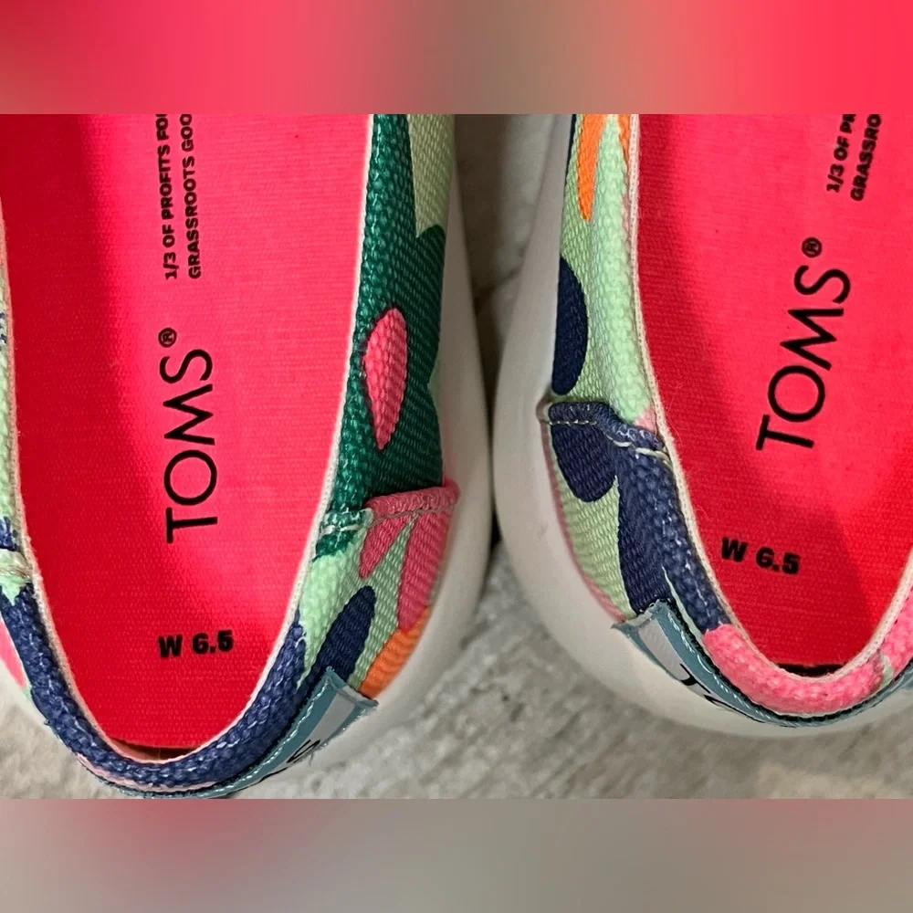 New in the Box. Women’s TOMS 6.5 Retro Floral print. - Picture 2 of 5